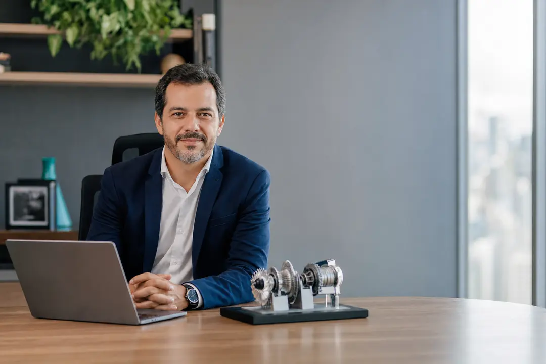 Contador especializado posicionado em escritório moderno simbolizando autorização e especialização em nicho contábil frente à inteligência artificial.